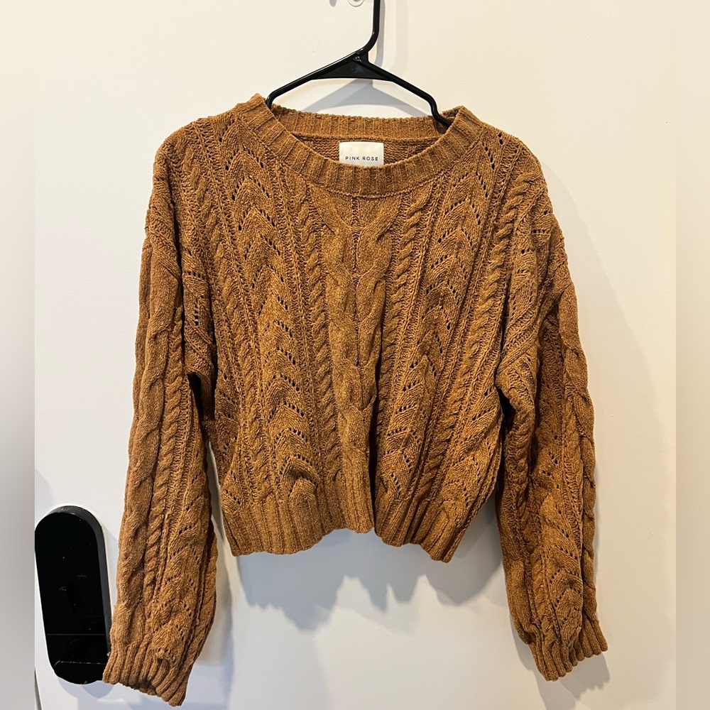 Soft, cozy brown cropped sweater
Size L